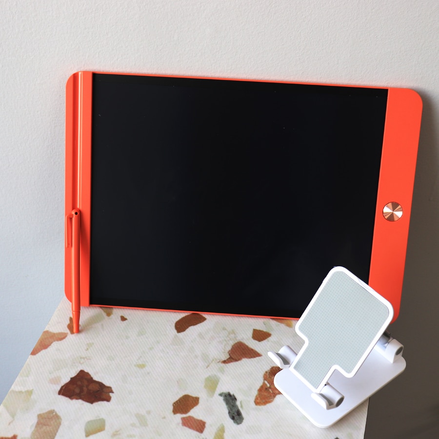 Notepad arancio con supporto per cellulare bianco