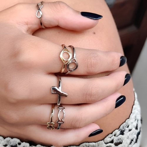 Anelli Candyslab oro e argento indossati da ragazza con smalto nero