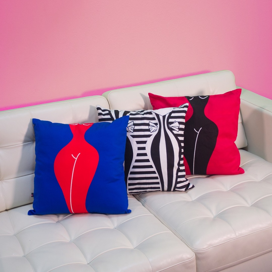 Cuscini stampa Eva tutte e tre le varianti insieme blu, fucsia e bianco e nero sul divano bianco e sfondo rosa