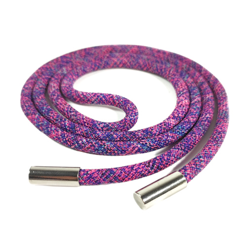 Tracolla in corda colore viola multicolor arrotolata su sfondo bianco