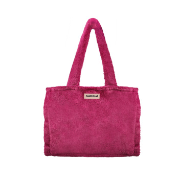 Borsa shopper grande in pelliccia sintetica di colore magenta con targhetta brand Candyslab su sfondo bianco vista di fronte