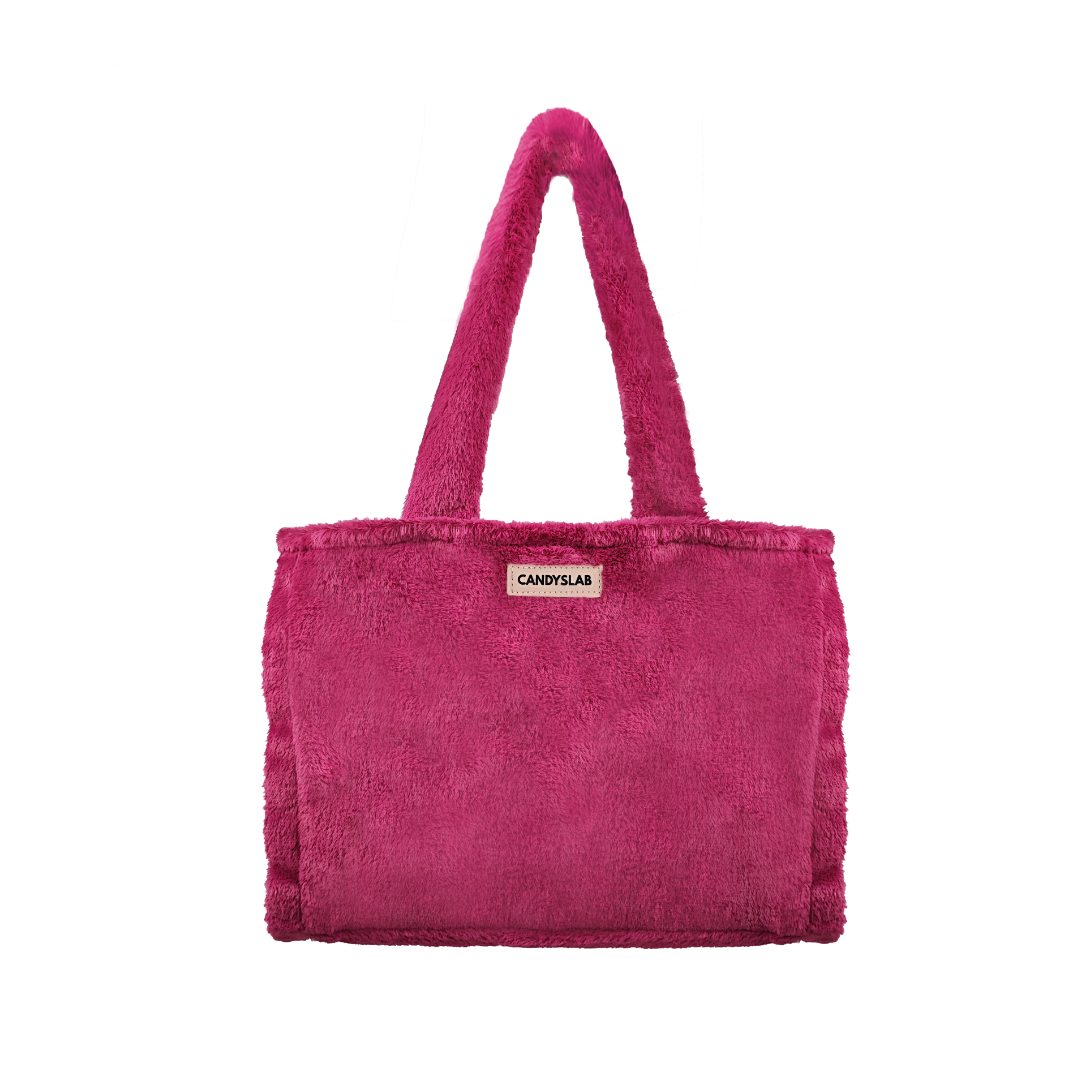 Borsa shopper pelliccia grande magenta Borsa shopper grande in pelliccia sintetica di colore magenta con targhetta brand Candyslab su sfondo bianco vista di fronte