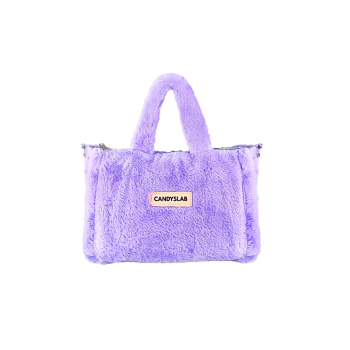 Borsetta shopper media in pelliccia sintetica di colore lilla con targhetta brand Candyslab su sfondo bianco vista di fronte