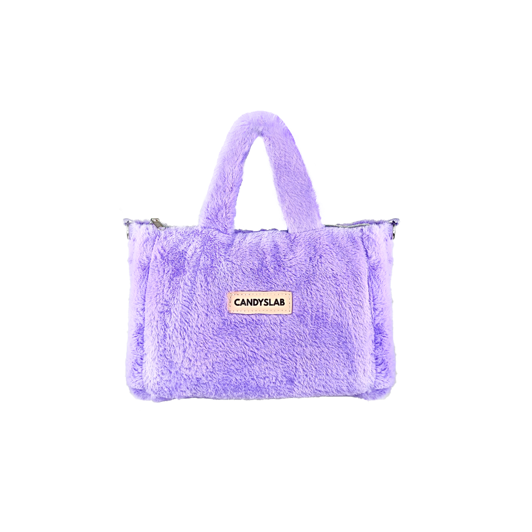 Borsetta shopper pelliccia lilla Borsetta shopper media in pelliccia sintetica di colore lilla con targhetta brand Candyslab su sfondo bianco vista di fronte