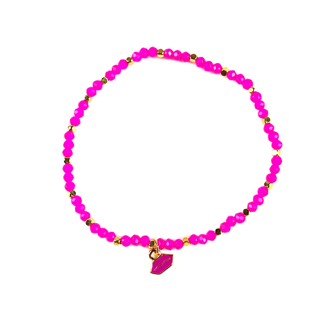 Braccialetto dotato di elastico con perline di colore fucsia e bocca della serie Kiss in tinta fucsia su sfondo bianco